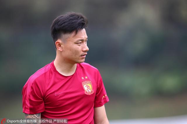 【比赛焦点瞬间】第2分钟，禁区外莱奥的射门击中防守球员出了底线，这球法奇奥有手球嫌疑，不过主裁判没有表示。